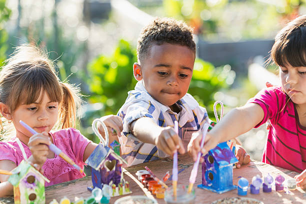 多民族のお子様には、屋外の絵画の鳥 - preschool child preschooler multi ethnic group ストックフォトと画像