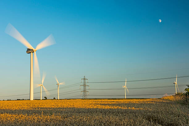 풍력 터빈 및 상현달 - wind turbine wind turbine yorkshire 뉴스 사진 이미지