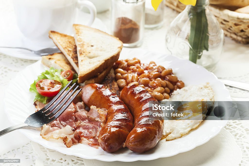 Desayuno inglés completo con tocino, salchichas, huevo frito y horneados - Foto de stock de Alimento libre de derechos