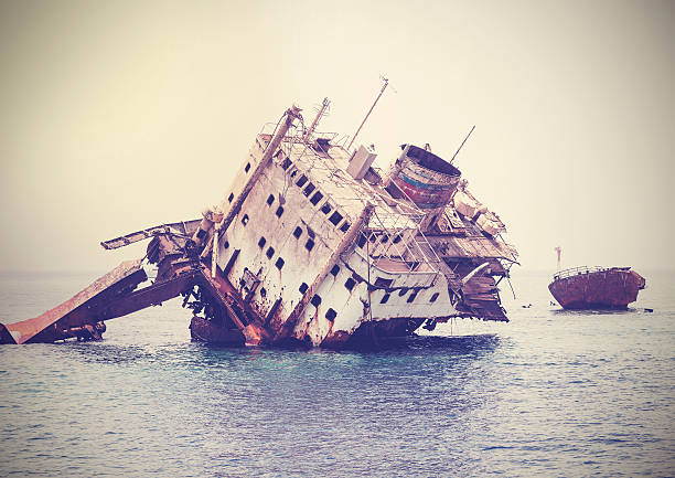 sunken shipwreck on the reef, egypt, vintage retro filtered. - iron sheik stockfoto's en -beelden