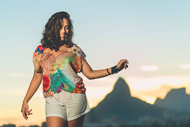 ragazza ballare la samba brasiliana - samba (brasile) foto e immagini stock