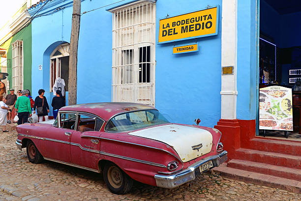 ラ bodeguita デルボレットメディオ、トリニダード、キューバ - cuba car chevrolet havana ストックフォトと画像