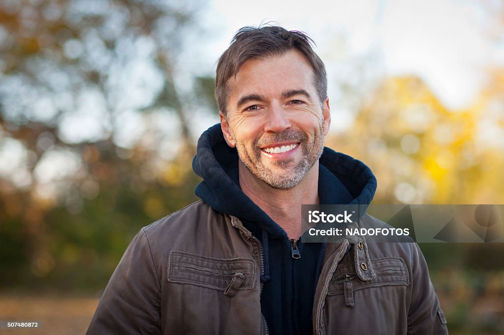 Portrait de l'homme d'âge mûr souriant à la caméra - Photo de Hommes libre de droits