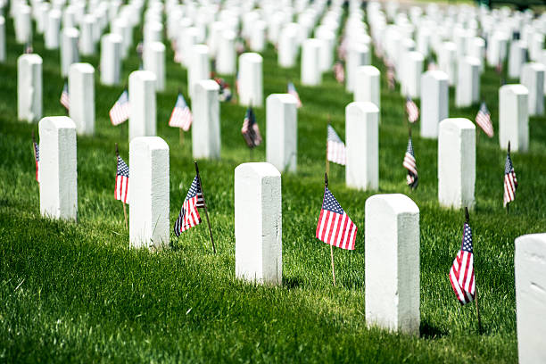 день памяти в арлингтонское национальное cementery - arlington national cemetery virginia cemetery american flag стоковые фото и изображения