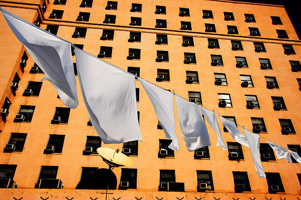 prima guerra tenament edificio con servizio lavanderia - tenament foto e immagini stock