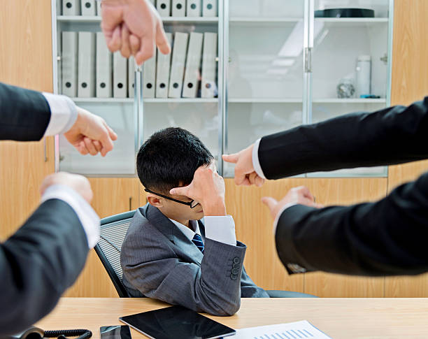 jeune homme d'affaires, être accusé - emotional stress ideas bullying office photos et images de collection