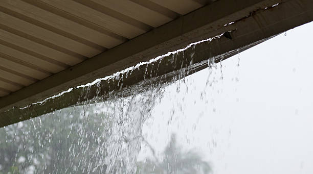 defekt rinnstein mit regen, das durch - eavestrough stock-fotos und bilder