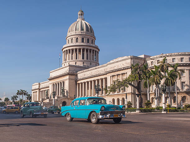 классические автомобили в перед капитолий в гаване. куба - havana стоковые фото и изображения