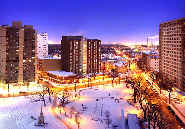 winnipeg azul horas - canada main street manitoba winnipeg fotografías e imágenes de stock