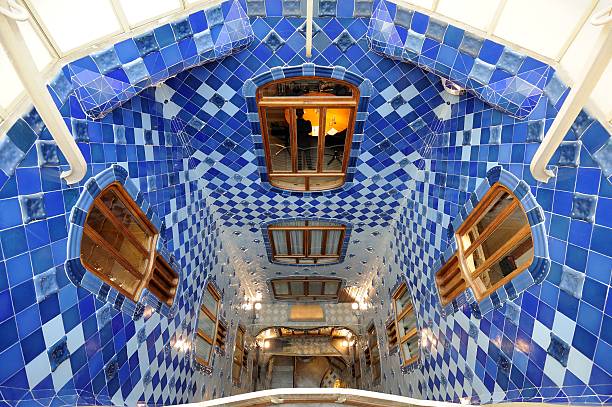 дом дом бальо барселона (интерьер - barcelona antonio gaudi casa battlo spain стоковые фото и изображения