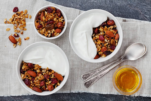 granola o yogur con muesli, dieta y saludable desayuno - oatmeal porridge oat raisin fotografías e imágenes de stock