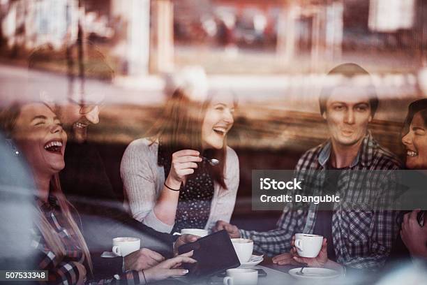 Amigos En Café Bebiendo Café Foto de stock y más banco de imágenes de Café - Edificio de hostelería - Café - Edificio de hostelería, Personas, Amistad