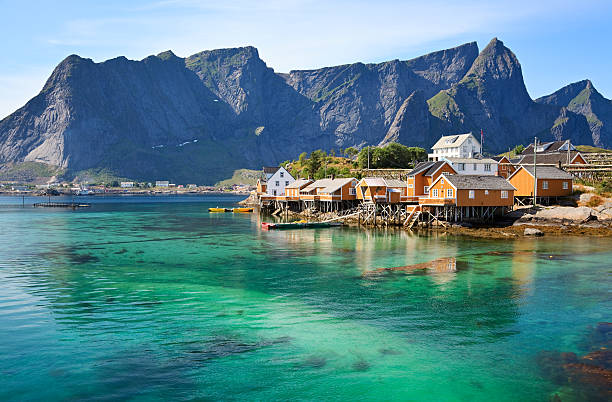 rorbuer cabañas en lofoten, noruega - fishing village nordic countries fjord fotografías e imágenes de stock