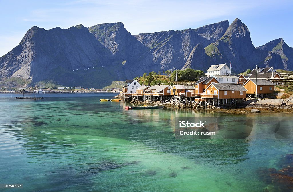 Cabanas no Rorbuer Lofoten, Noruega - Foto de stock de Ilhas Lofoten e Vesteral royalty-free