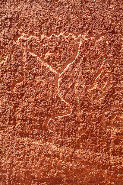 park stanowy valley of fire: petroglyph w atlatl rock - cave painting prehistoric art north american tribal culture nevada zdjęcia i obrazy z banku zdjęć