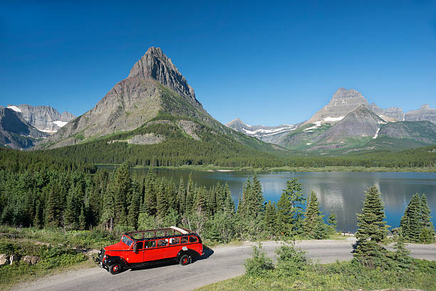 빙하 국립 공원 영업중 빈티지 에어제스처 투어 버스 - us glacier national park montana bus park 뉴스 사진 이미지