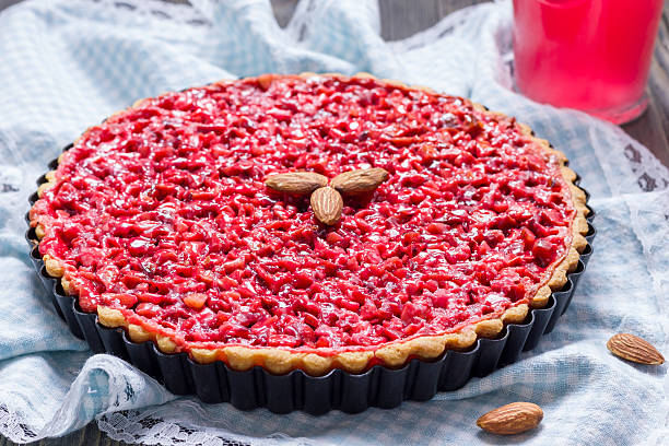 torta caseira, pralinê rosa, torta de amêndoas. - dessert fruit torte red - fotografias e filmes do acervo