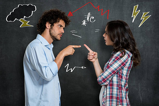 coppia avendo argomento - arguing anger couple furious foto e immagini stock