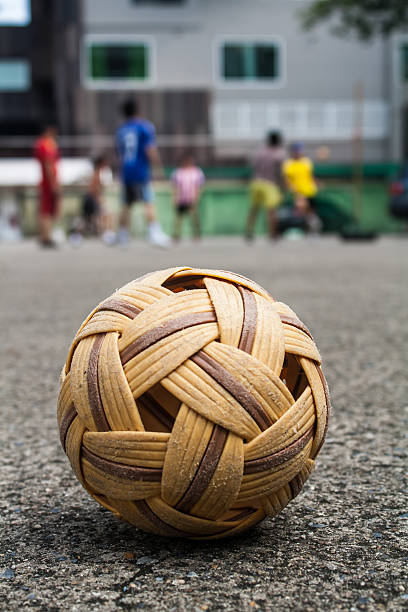 bola de rotim - sepaktakraw imagens e fotografias de stock