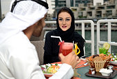 junge-emiratischen-paar-essen-in-einem-restaurant-in-dubai.jpg?b=1&s=170x170&k=20&c=i2gWQcCKgYxPGp-LdwoUE2TtIg1clxea3NzECR2Axag=