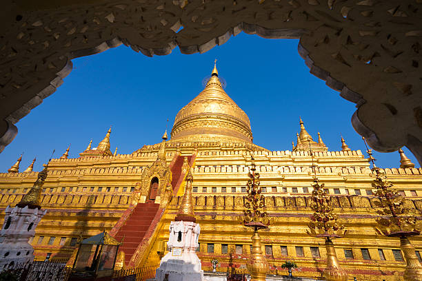 shwezigon paya, bagan, myanmar. - pagoda bagan tourism paya fotografías e imágenes de stock