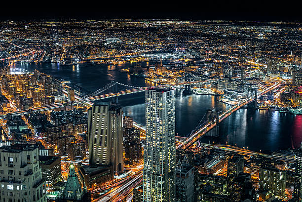 brooklyn und manhattan bridge, luftaufnahme bei nacht - new york city brooklyn bridge night stock-fotos und bilder