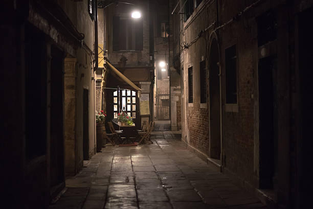 gemütliches restaurant in einer gasse bei nacht in venedig - gasse stock-fotos und bilder