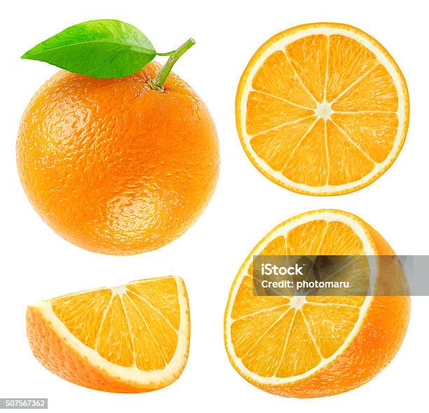 Photo libre de droit de Collection De Ensemble Et Une Coupe Oranges Seul Sur Blanc banque d'images et plus d'images libres de droit de Orange - Fruit