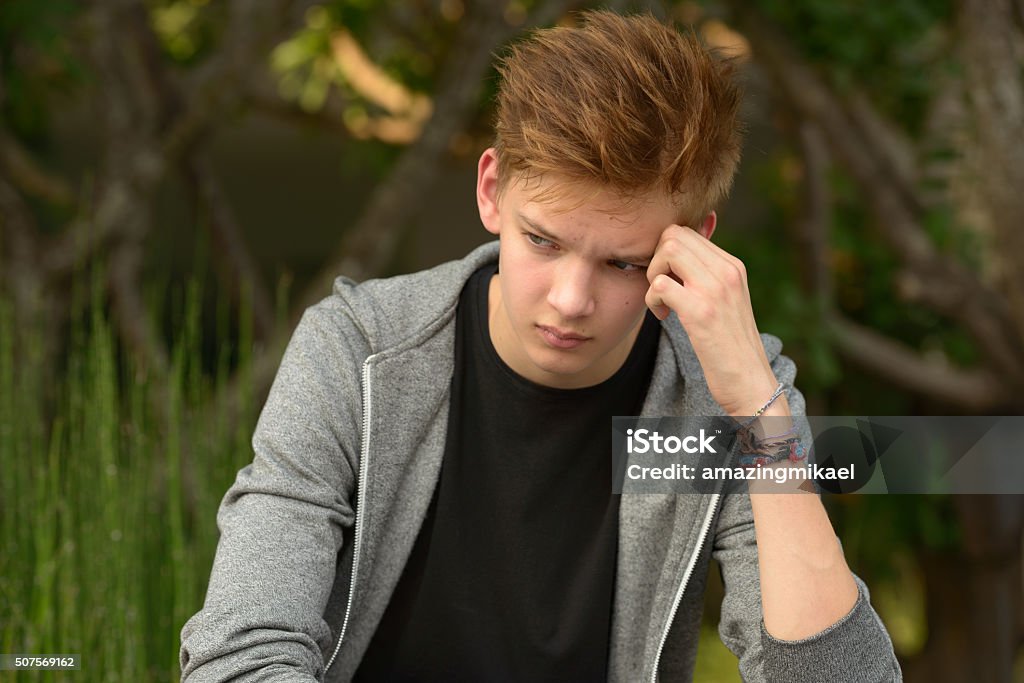 Traurige teenager-Jungen im Freien allein - Lizenzfrei Männlicher Teenager Stock-Foto