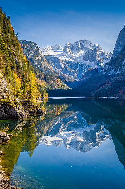 осенний пейзаж с горы дахштайн на gosausee, salzkammergu - mountain austria european alps landscape стоковые фото и изображения