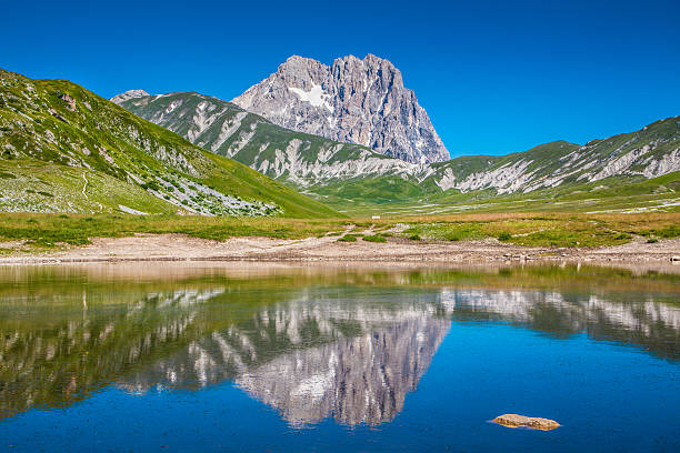 gran sasso mountain vertice campo imperatore plateau, abruzzo, italia - alpine upland foto e immagini stock
