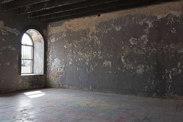 stary pokój z światło z systemu windows - abandoned factory warehouse dark zdjęcia i obrazy z banku zdjęć