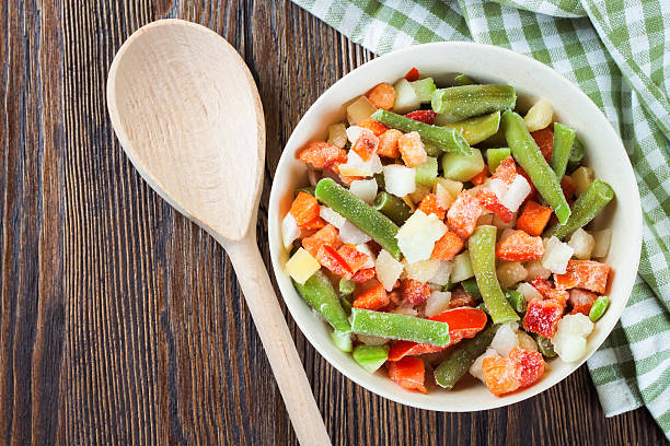 mezcla congelado verduras - eating utensil green pea vegetarian food organic fotografías e imágenes de stock