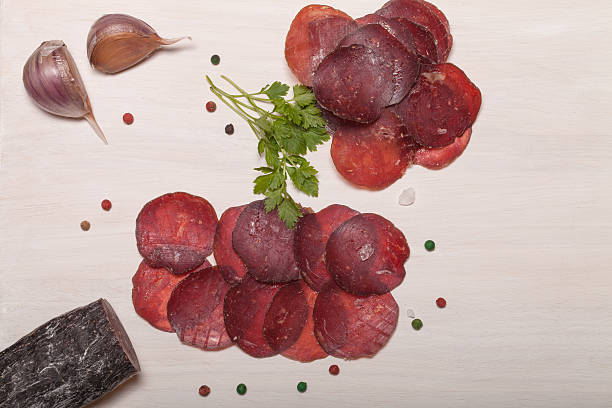affettato cavallo salsiccia, erbe e spezie su tagliere - sausage horse meat salami foto e immagini stock