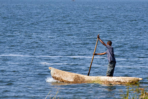 człowiek w fisher łódź - rowboat fishing africa fishing industry zdjęcia i obrazy z banku zdjęć