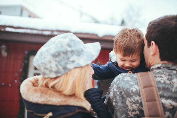 istock Saying goodbye to daddy soldier 507578212