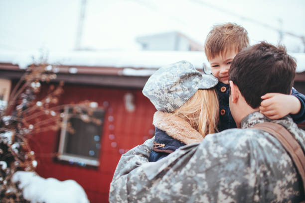 istock Saying goodbye to daddy soldier 507578446