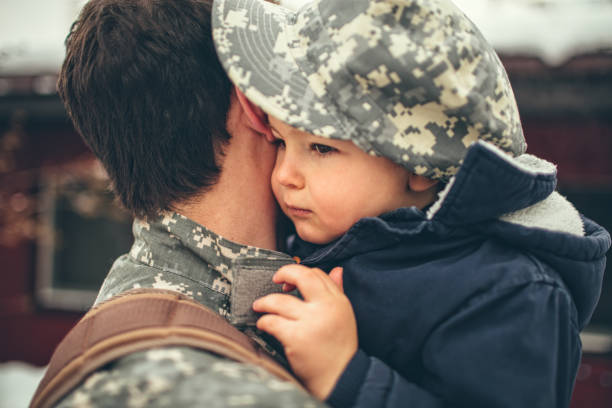 istock Saying goodbye to daddy soldier 507578676