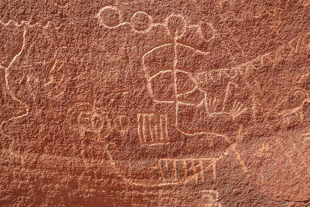 park narodowy valley of fire: petroglyphs w atlatl rock - cave painting prehistoric art north american tribal culture nevada zdjęcia i obrazy z banku zdjęć