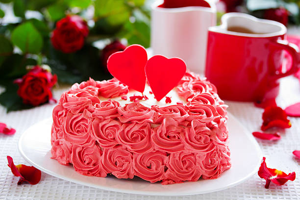 istock Birthday cake for Valentine's Day with roses. 507580460