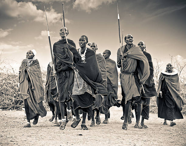 masai krieger tanzen traditionellen jumps, tansania. - masai africa dancing african culture stock-fotos und bilder