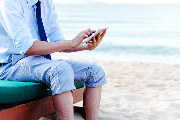 リーティングデジタルタブレット - reading beach e reader men ストックフォトと画像