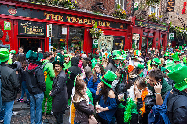 dublin, irlanda-março 17: dia de são patrick - irish culture beer drinking pub imagens e fotografias de stock