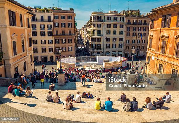 Foto de Pessoas Sentado Sobre Os Degraus Espanhóis Em Roma e mais fotos de stock de Arquitetura