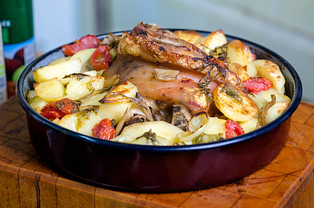 Di maiale alla griglia con patate e verdure. - foto stock