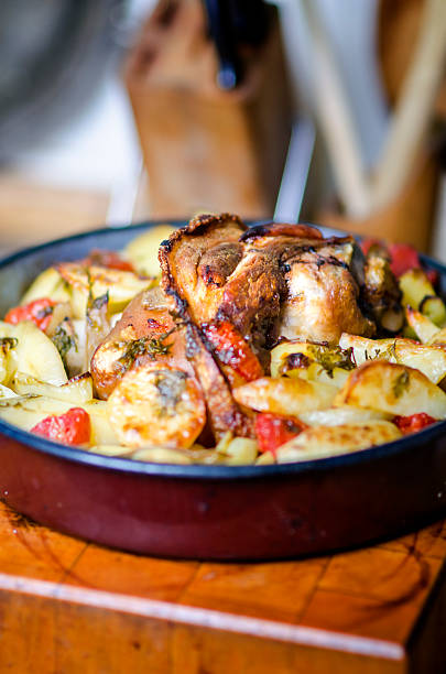 Porco grelhado com Batata e produtos hortícolas. - fotografia de stock