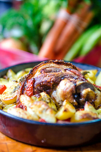 Porco grelhado com Batata e produtos hortícolas. - fotografia de stock