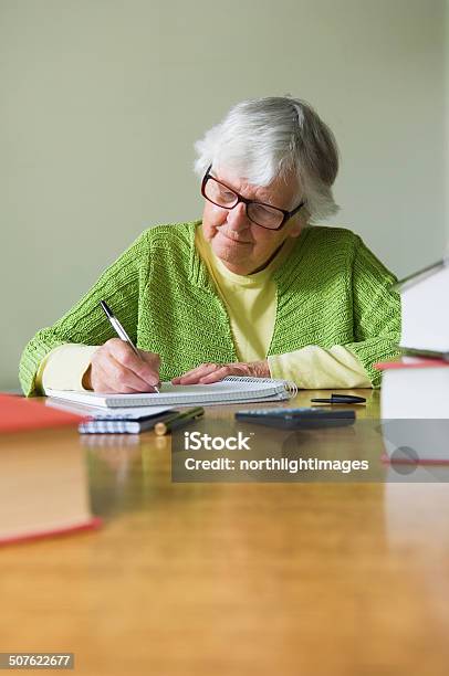 연구하는 여자 노인 70-79세에 대한 스톡 사진 및 기타 이미지 - 70-79세, 공부, 과로