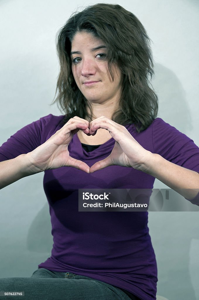 Sordo Donna facendo segno di cuore con le dita nell'ASL - Foto stock royalty-free di Adulto