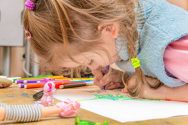 istock Girl coloring 507627302